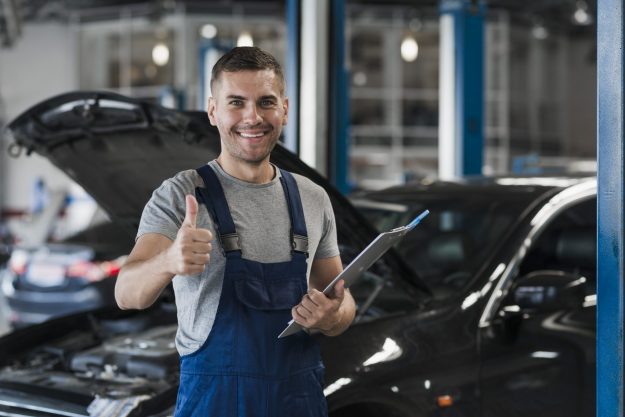 modern-automobile-mechanic-composition automotive, reparacion de automoviles, mecanica,