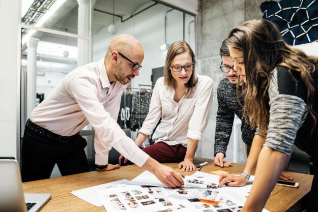 students_collaborating_on_project Lộ trình định cư Úc qua học nghề – Học gì để ở lại lâu dài?