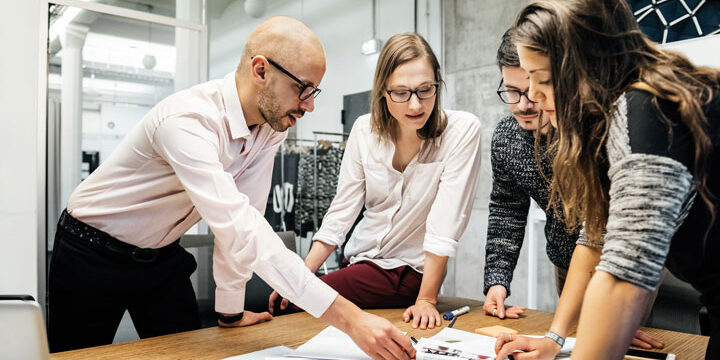 students_collaborating_on_project Lộ trình định cư Úc qua học nghề – Học gì để ở lại lâu dài?