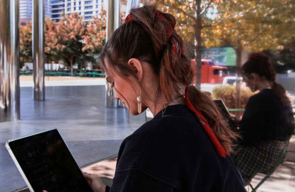 Sinh viên quốc tế đăng ký tài khoản ngân hàng tại Commonwealth Bank ở Brisbane