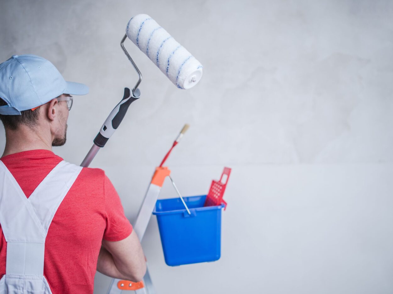 Thợ sơn xây dựng làm việc tại công trình thương mại ở Úc