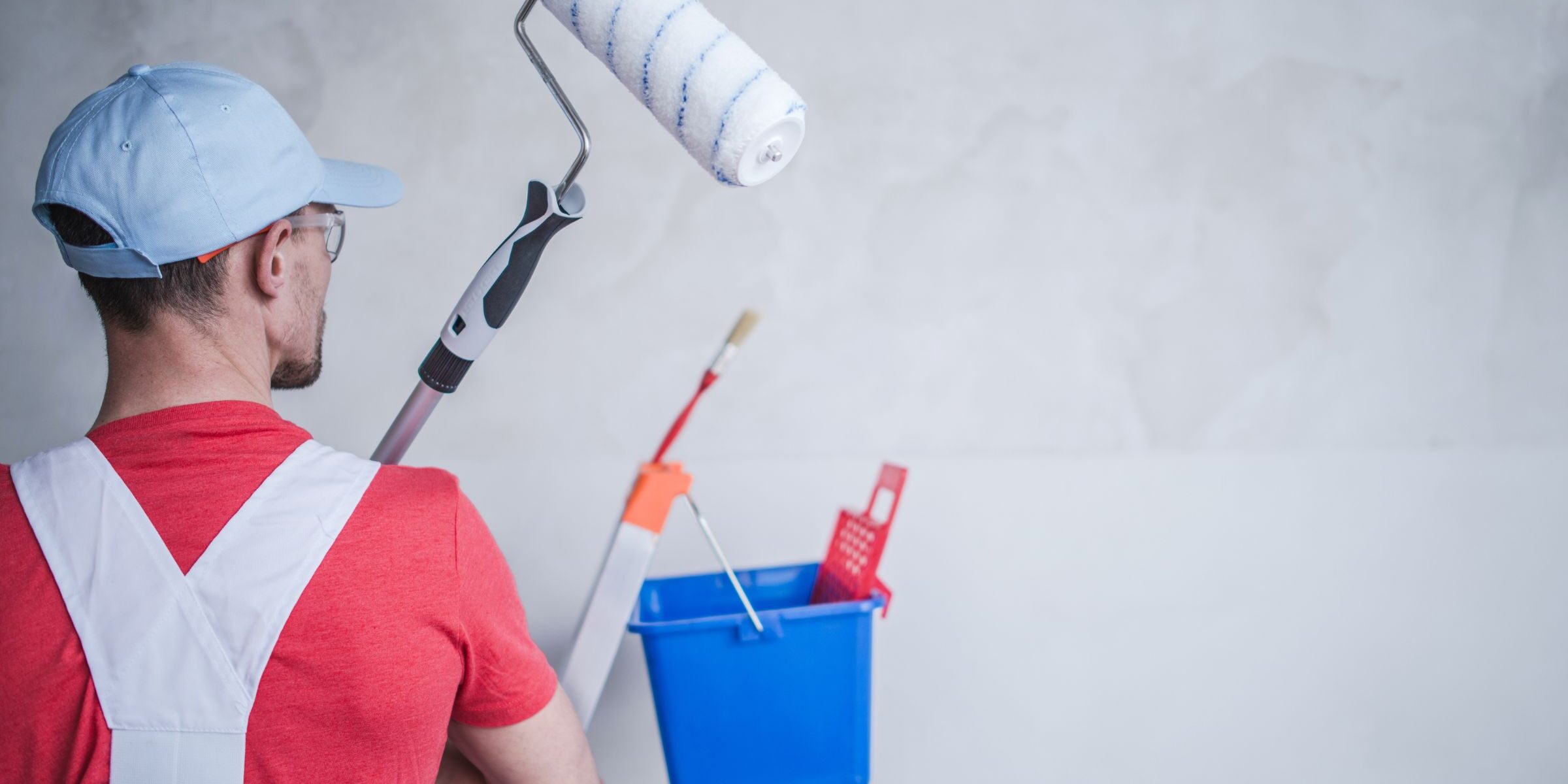 Thợ sơn xây dựng làm việc tại công trình thương mại ở Úc